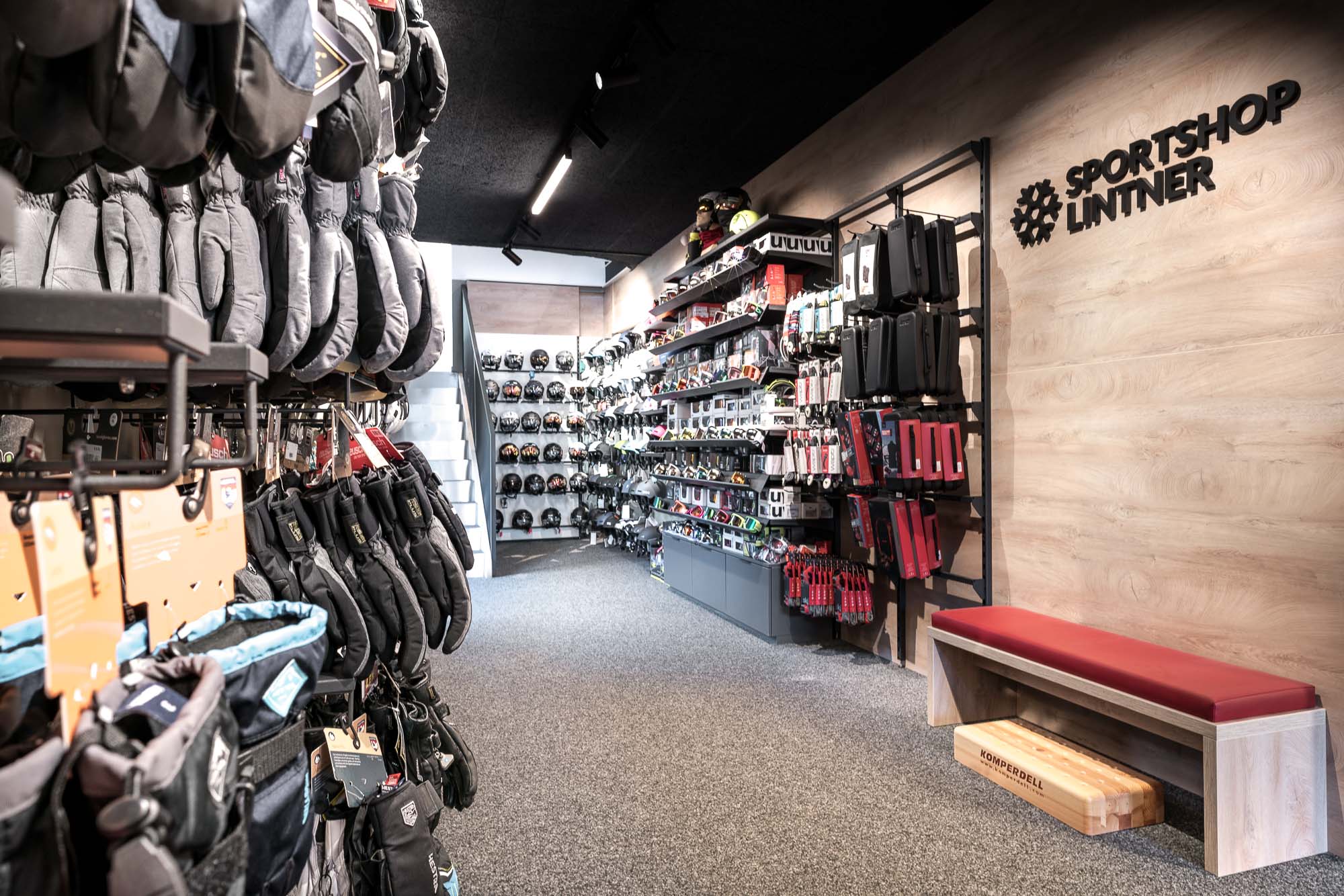 Sportshop Lintner Shop in Alpbach – Markenwand mit Helmen und Equipment